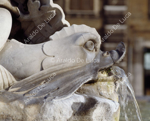 Máscara y delfín de la fuente del Panteón