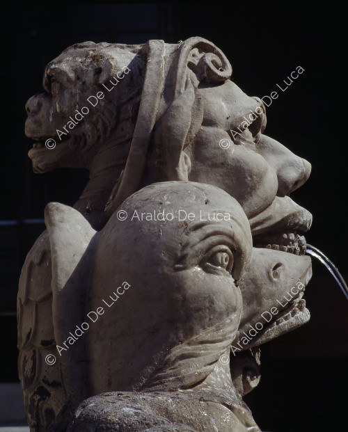 Máscara y delfín de la fuente del Panteón