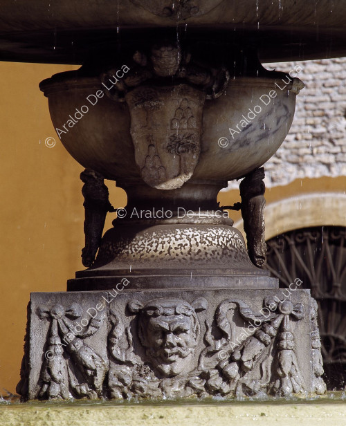 Aracoeli-Platz-Brunnen. Detail mit Putten