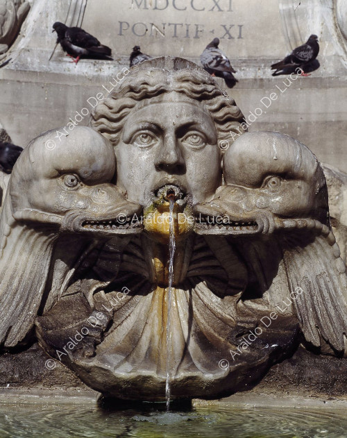 Masque et dauphins de la fontaine du Panthéon