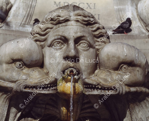 Mascherone e delfini dalla fontana del Pantheon