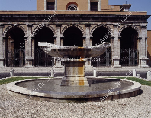 Fontana della Navicella nella piazza  omonima