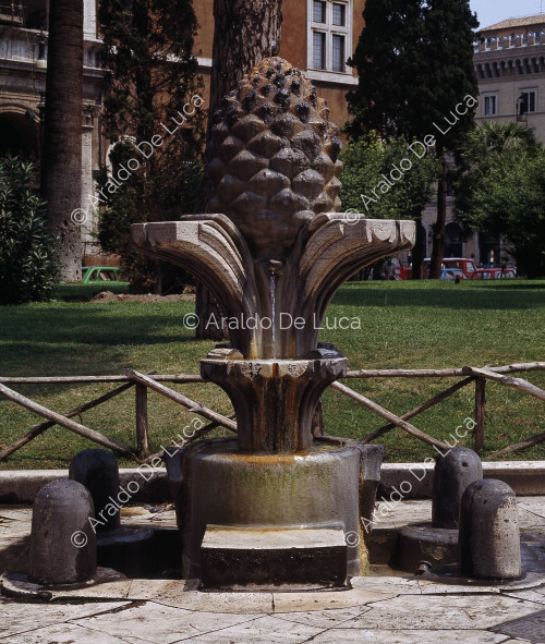 Fontana della Pigna, particolari