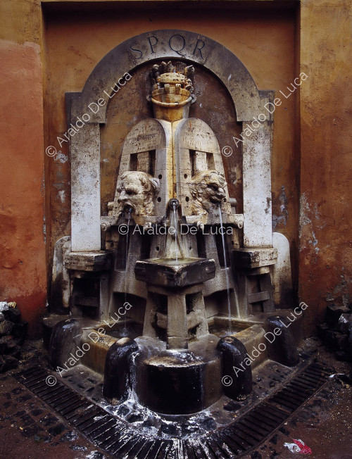 Detail des Brunnens in der Via Margutta