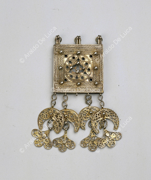 Amuleto con decorazioni a mezzaluna