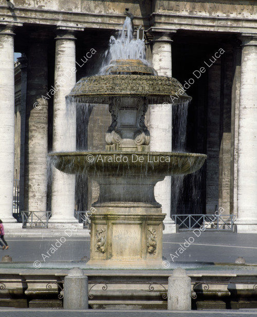 St Peter's Square, the fountain