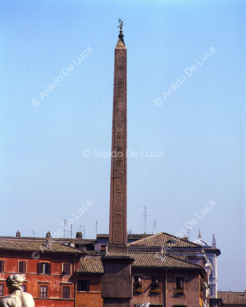 Vista de la Plaza Navona con el obelisco