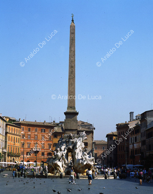 Vista de la Plaza Navona con el obelisco