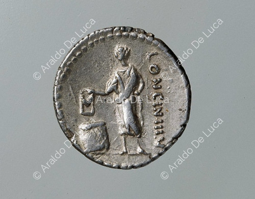 Ciudadano romano en el acto de votar, denario romano republicano de L. Cassius Longinus