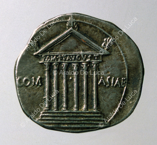 Templo de Roma y Augusto, cistoforo (tetradracma) acuñado por Augusto