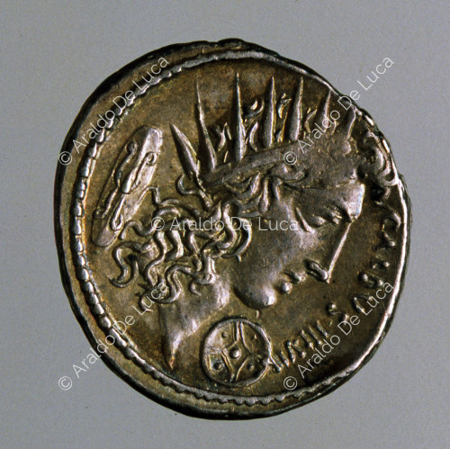 Cabeza radiada de Sol, denario republicano del cónsul C. C. Caldus