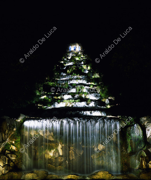 Beleuchteter Wasserfall-Brunnen