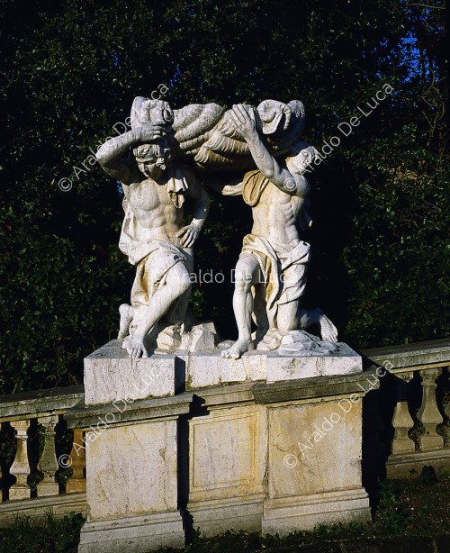 Springbrunnen mit Statuengruppe