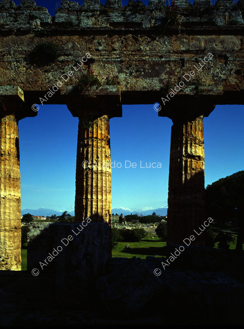 Vista exterior del templo de Hera (Basílica)