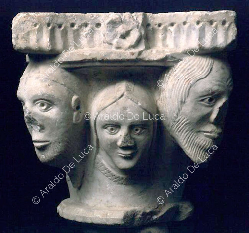Heads supporting a capital