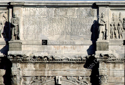 Arco de Constantino, estatuas de dacios