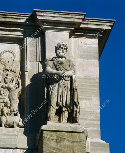 Konstantinbogen, Statue des Dacius