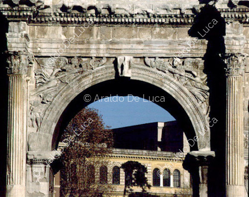 Arco de Constantino, Victorias aladas