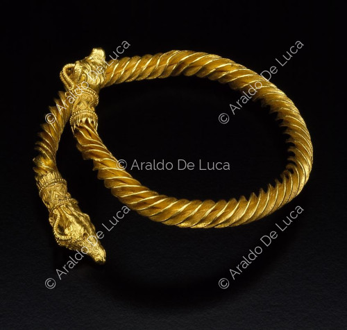 Circle bracelet with antelope protomes