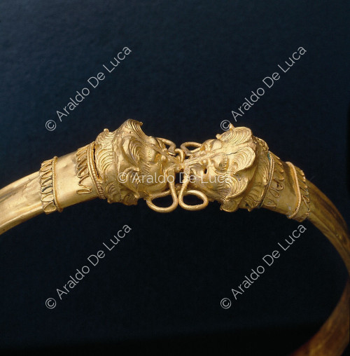 Closed circle bracelet with lion protomes