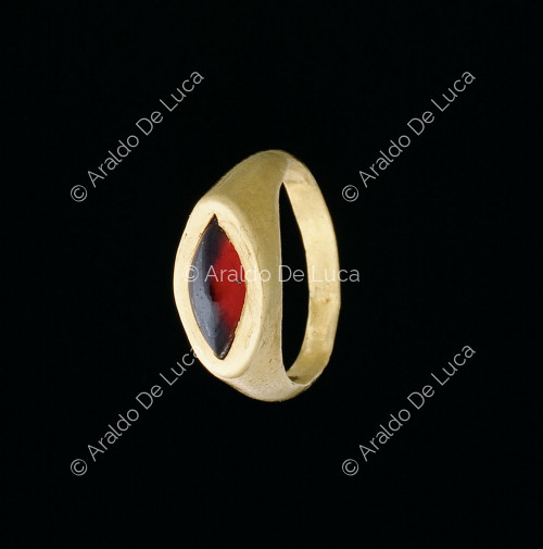 Ring with bezel