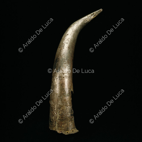 Helmschmuck in Form eines Horns