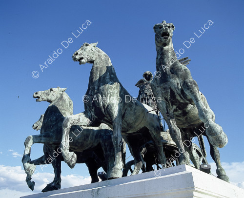Altar des Vaterlandes. Geflügelter Sieg auf einem Streitwagen mit drei Pferden