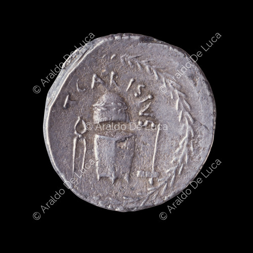 Coin punch between pincers and hammer, Roman Republican Denarius of T. Carisius