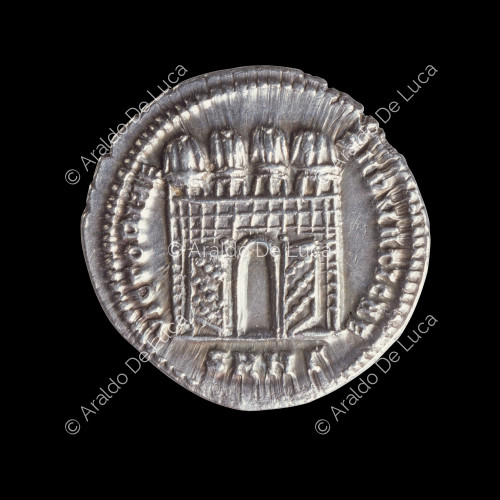 Puerta con portones abiertos, con torres adornadas con águilas, plata imperial romana de Diocleciano de la ceca de Nicomedia