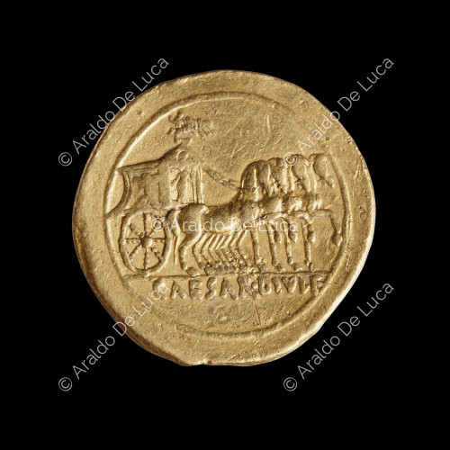 Triumphale Quadriga, aureus des Augustus