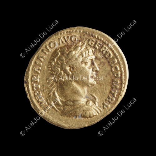 Busto laureato e drappeggiato di Traiano, aureo romano imperiale di Traiano