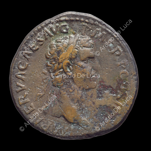 Cabeza del emperador Nerva, sestercio imperial romano de Nerva
