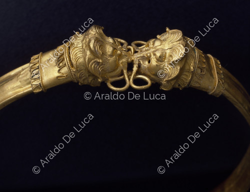 Closed circle bracelet with lion protomes