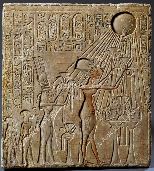 Akenatón y Nefertiti en adoración a Atón
