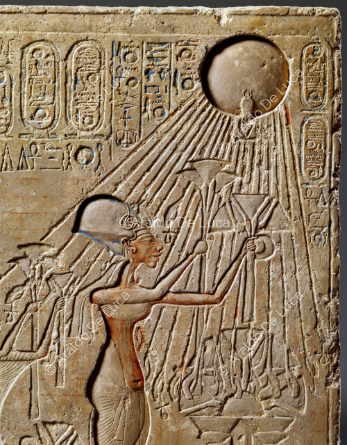 Akhenaton et Néfertiti en adoration devant Aton