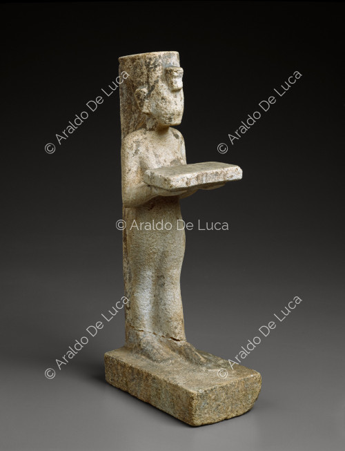 Akhenaton con una mesa de ofrendas