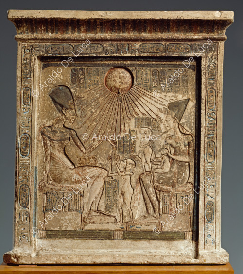 Stele mit der amarnischen Königsfamilie und dem Aton