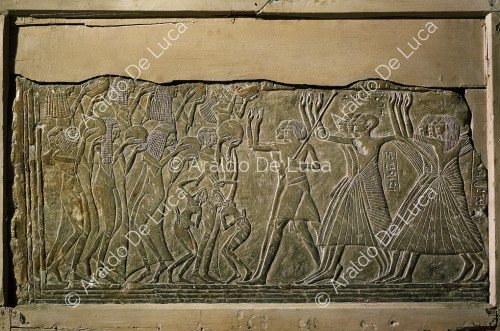 Fragment eines Reliefs mit Jubelszene