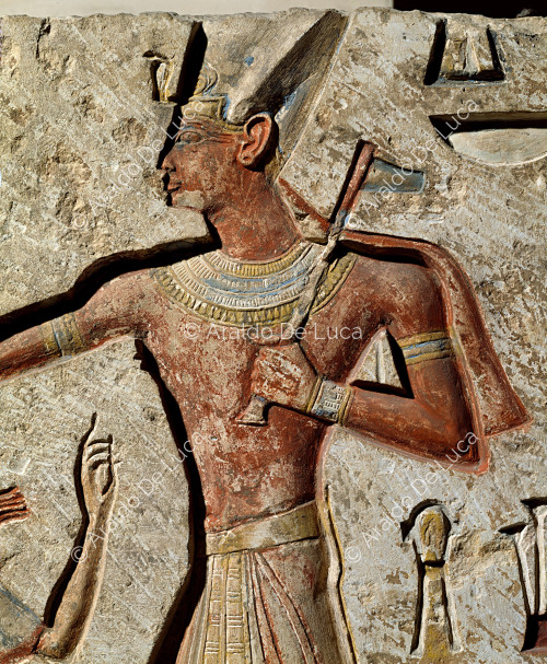 Relief mit Ramses II., der seine Feinde ergreift