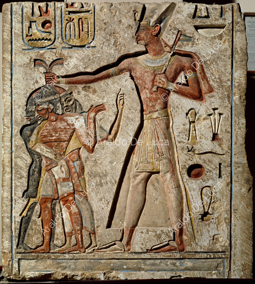 Relief avec Ramsès II saisissant des ennemis