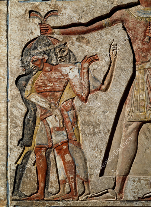 Rilievo con Ramesse II che afferra i nemici