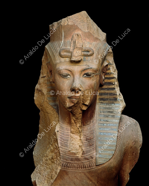  Statute at Tutankhamon, dal Tesoro at Tutankhamon
