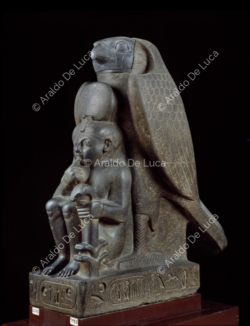 Estatua de Ramsés II de niño y el dios Hurun