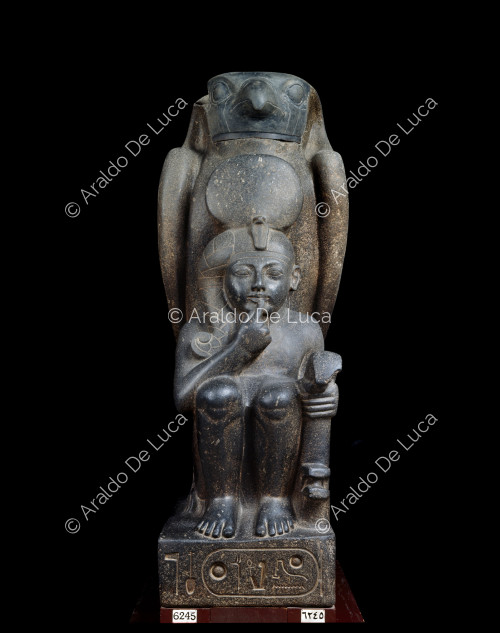 Estatua de Ramsés II de niño y el dios Hurun