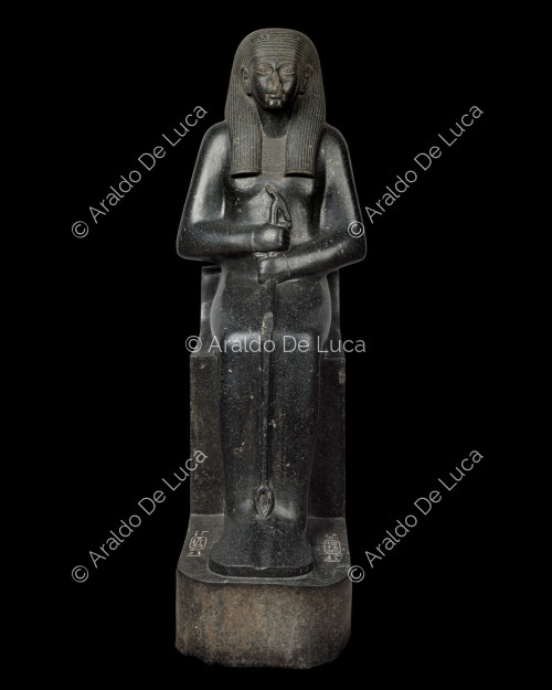 Statue der sitzenden Isis