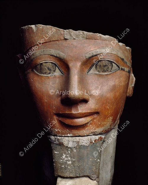 Testa della regina Hatshepsut rappresentata come Osiride