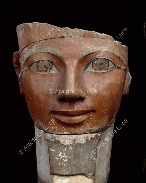 Cabeza de la reina Hatshepsut representada como Osiris