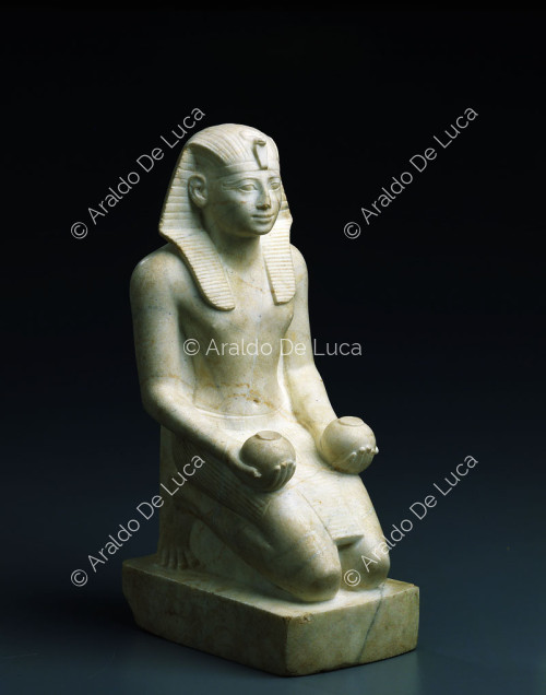 Statue of Thutmosi III kneeling