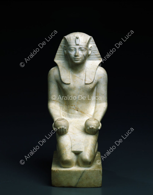 Statue of Thutmosi III kneeling