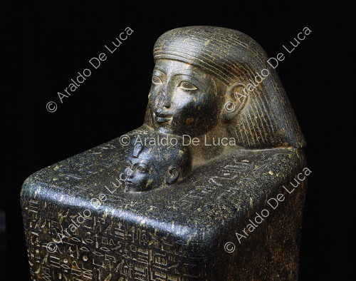 Statue cubique de Senenmut avec Neferura
